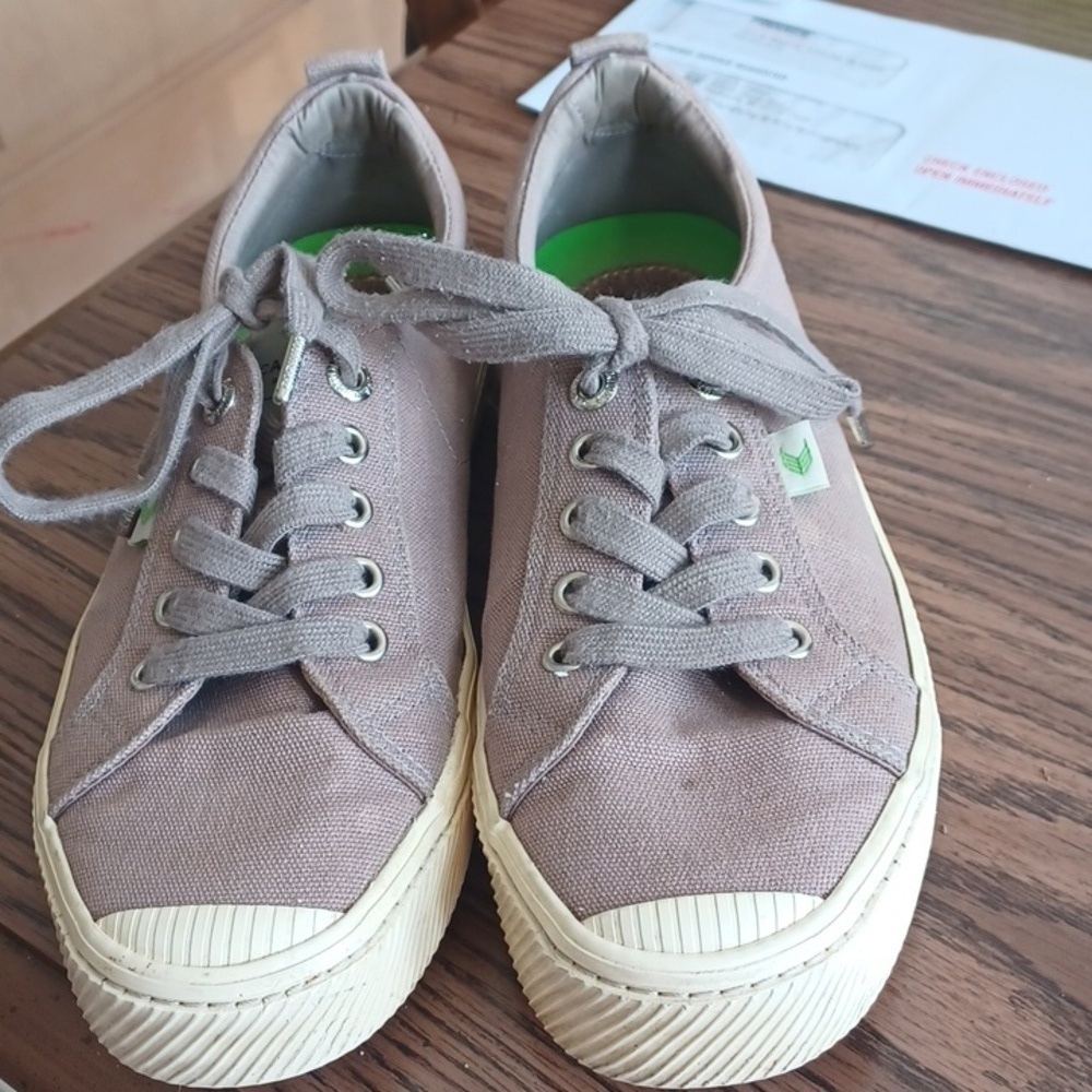 Cariuma OCA Low Canvas Sneaker, tan, Wonens size 8, Mens 6.5